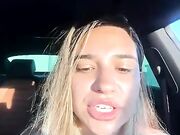 Esibizionista italiana tettona in auto