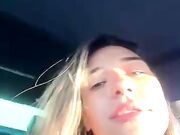 Esibizionista italiana tettona in auto