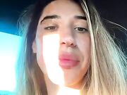 Esibizionista italiana tettona in auto