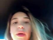 Esibizionista italiana tettona in auto