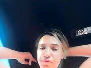 Esibizionista italiana tettona in auto