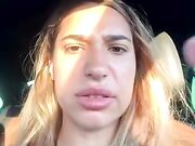 Esibizionista italiana tettona in auto