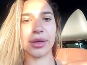 Esibizionista italiana tettona in auto