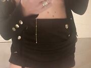 Plug in culo e mi masturbo col dildo nel ristorante