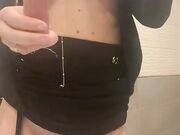 Plug in culo e mi masturbo col dildo nel ristorante