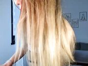 Bionda sarda chiappona si masturba in live