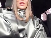 Lui guida e lei si masturba in auto