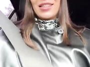 Lui guida e lei si masturba in auto