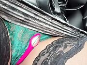 Lui guida e lei si masturba in auto