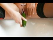 Squirto nella vasca con una grossa zucchina