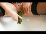 Squirto nella vasca con una grossa zucchina