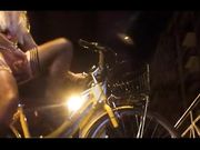 Travestito italiano si sega sulla bicicletta per strada