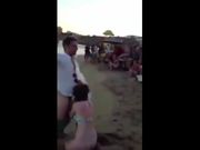 Fa un pompino in spiaggia al fidanzato in Sardegna