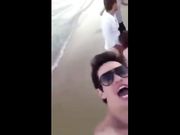 Fa un pompino in spiaggia al fidanzato in Sardegna