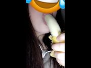 Succhiando una banana come un grosso cazzo