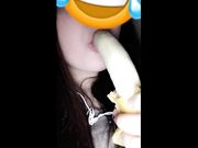 Succhiando una banana come un grosso cazzo