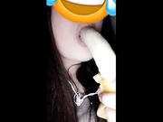 Succhiando una banana come un grosso cazzo