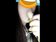 Succhiando una banana come un grosso cazzo