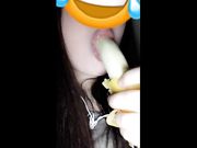 Succhiando una banana come un grosso cazzo