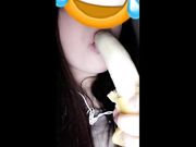 Succhiando una banana come un grosso cazzo