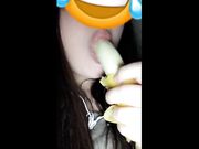 Succhiando una banana come un grosso cazzo