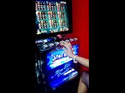 Moglie esibizionista gioca alla slot machine e si tocca