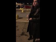 Moglie fetish italiana fuma in un parcheggio