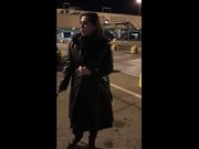 Moglie fetish italiana fuma in un parcheggio