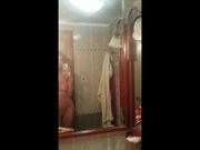 Si riprende nuda in bagno e manda il video al fidanzato