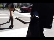 MILF in minigonna passeggiando per strada