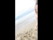 In vacanza le fichette si divertono in spiaggia