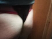 Milf esibizionista si toglie le mutandine in ascensore