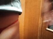 Milf esibizionista si toglie le mutandine in ascensore