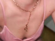 Serena00 succhia il cazzo del vicino e ingoia tutto