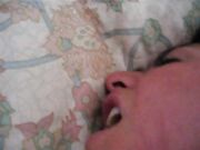 Tettona pelosa fa un pompino e gode con il dildo