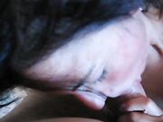 Tettona pelosa fa un pompino e gode con il dildo