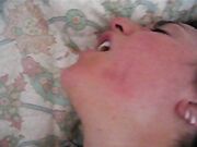 Tettona pelosa fa un pompino e gode con il dildo