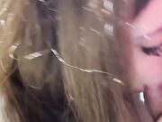 Pompino con sborrata sulle tettone