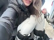 Coppia esibizionista beccata all'aperto