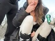 Coppia esibizionista beccata all'aperto