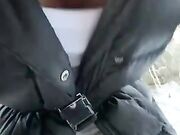 Coppia esibizionista beccata all'aperto