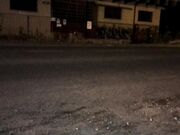 Nudo davanti 2 ragazze