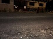 Nudo davanti 2 ragazze