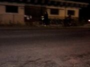 Nudo davanti 2 ragazze