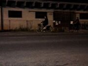 Nudo davanti 2 ragazze