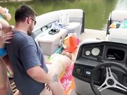 Moglie incint apartecipa a gang bang in barca