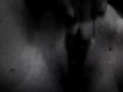 Ventenne si masturba e grida