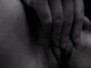 Ventenne si masturba e grida