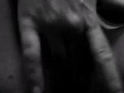 Ventenne si masturba e grida