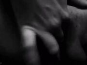 Ventenne si masturba e grida